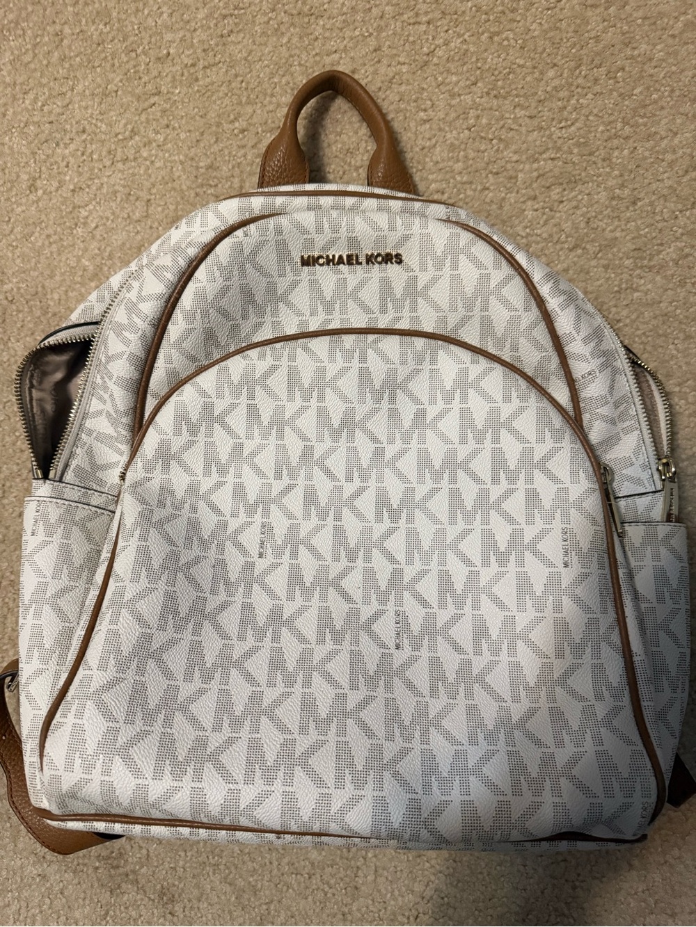 Michael Kors White & Brown Monogram Backpack 🎒
(Condition good to very good !!)